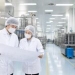 식품제조공장에서 HACCP 평면도와 작업 동선을 점검하는 실무자들