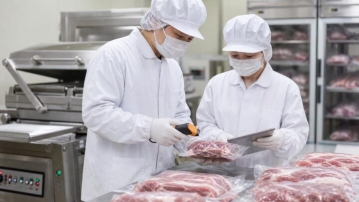 식육포장처리 작업장에서 HACCP 시범운영 기록과 제품 상태를 확인하는 모습