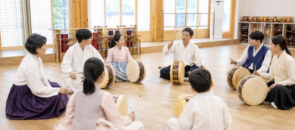 한국 전통예술 전수교육 공간에서 단체 구성원들이 함께 기예를 연습하는 모습